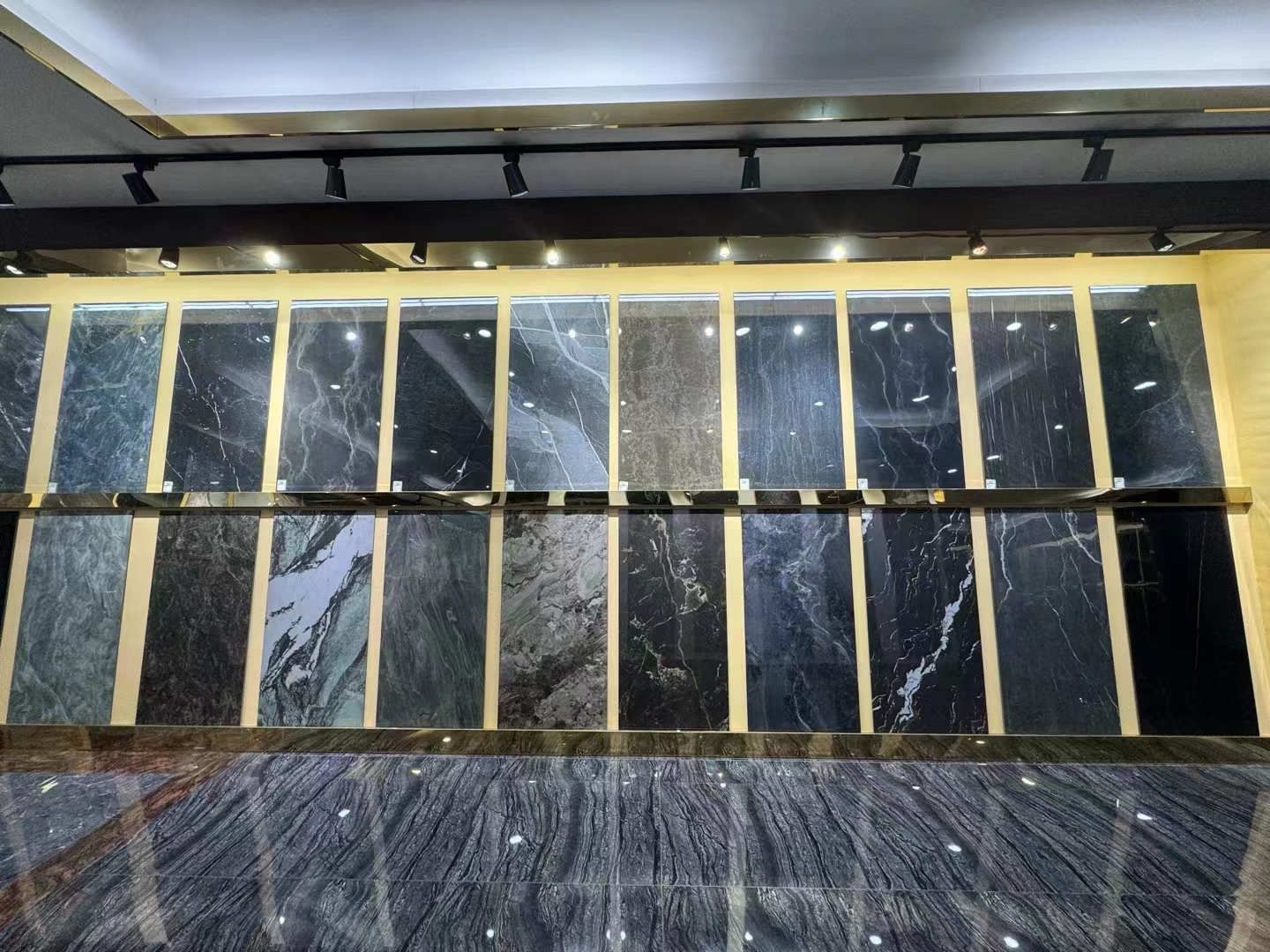 Carreau de porcelaine &eacute;maill&eacute;e de couleur fonc&eacute;e